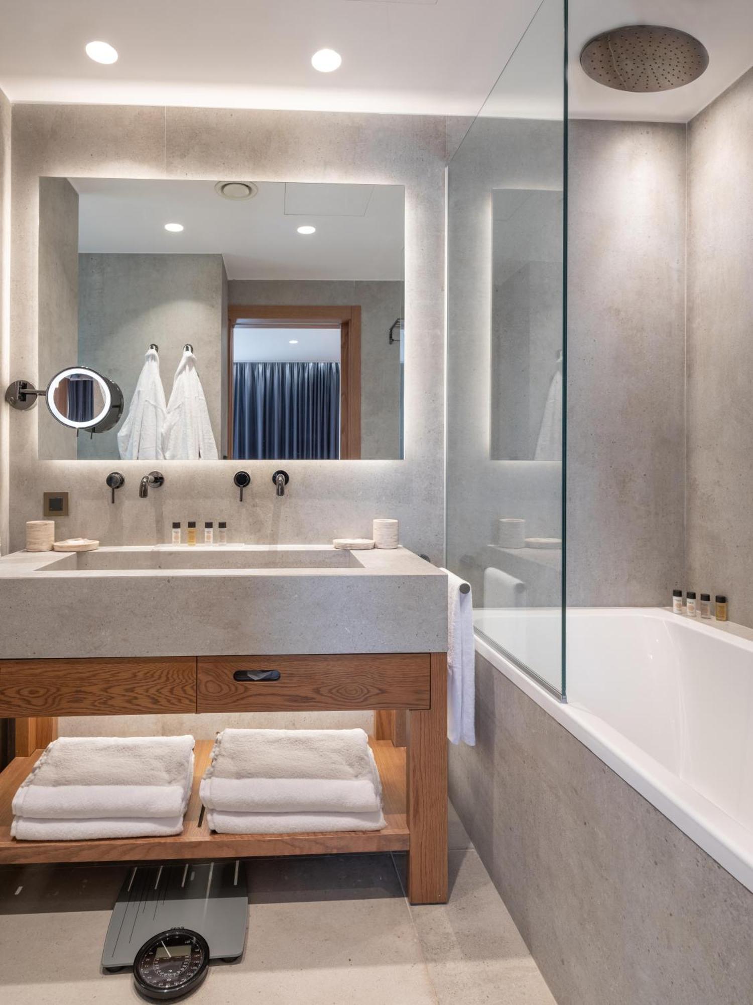 Exclusive Familiensuite mit 2 Schlafzimmern, 1 Bad und Garten- oder Poolblick